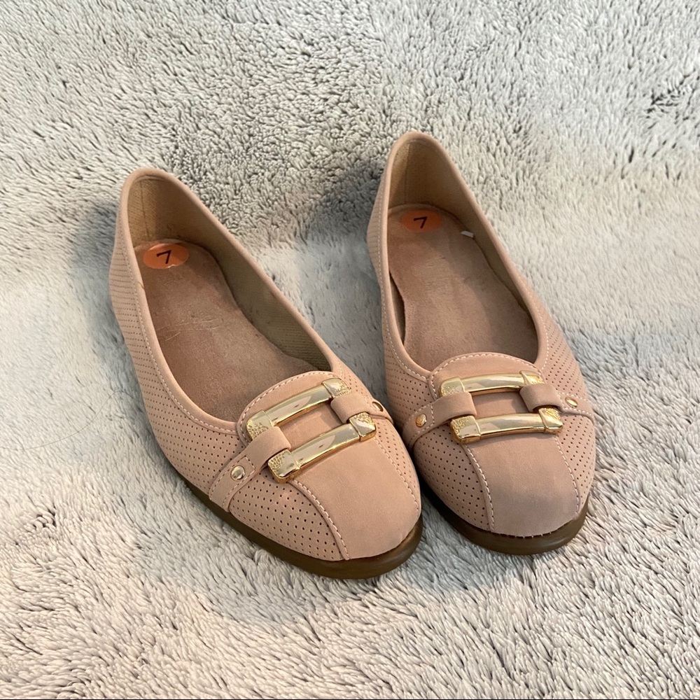 AEROSOLES cream flats gold buckle size 7